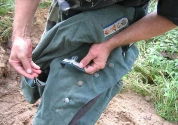 Soldados rusos descubren el cofre de un nazi Soldados rusos descubren el cofre de un nazi