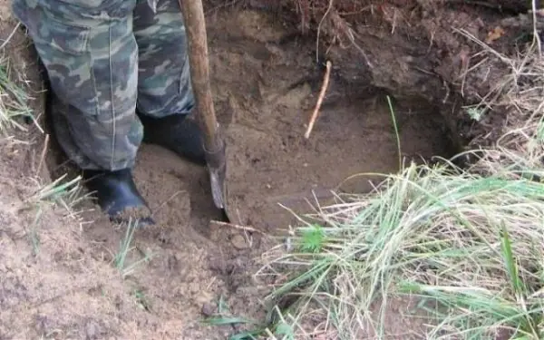 Soldados rusos descubren el cofre de un nazi