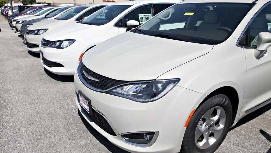 Prevén rebajas a los autos por la baja de impuestos
