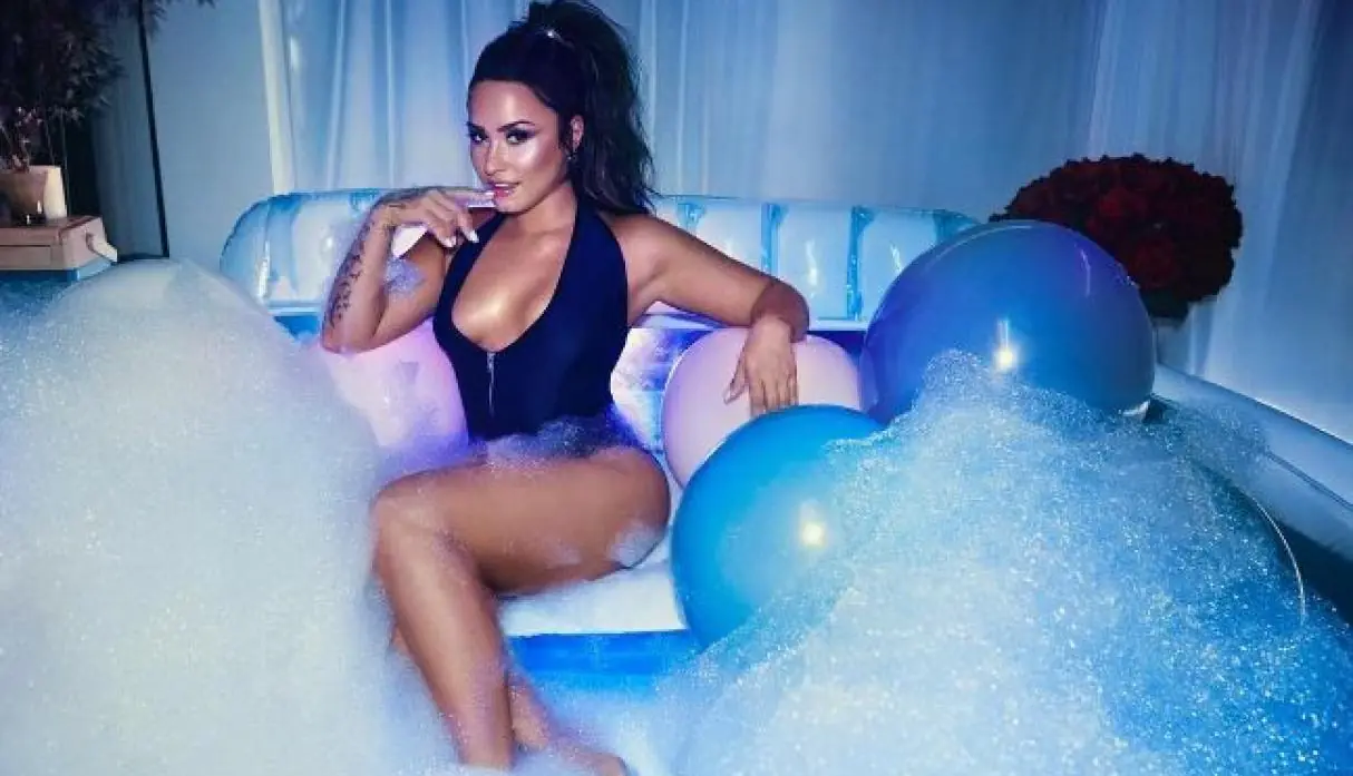 Demi Lovato se transformó en una policía muy sexy