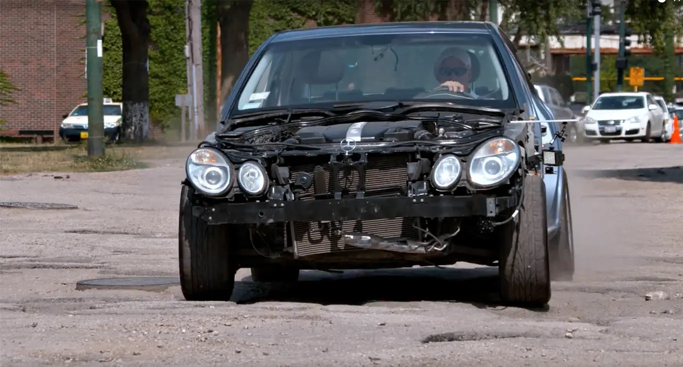 Esto es lo que le ocurre a tu carro cuando pasas un bache