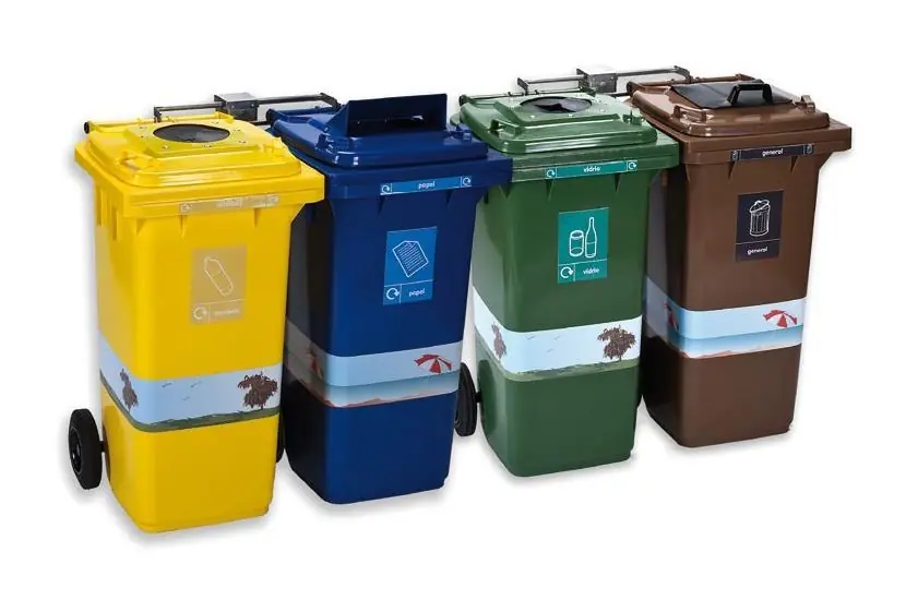 Islas de contenedores de basura para reciclaje.