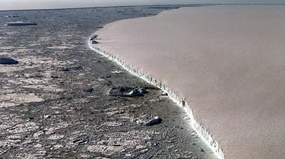 Tercer iceberg más grande se aleja de Antártida