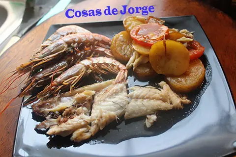 Lubina con gambas al horno