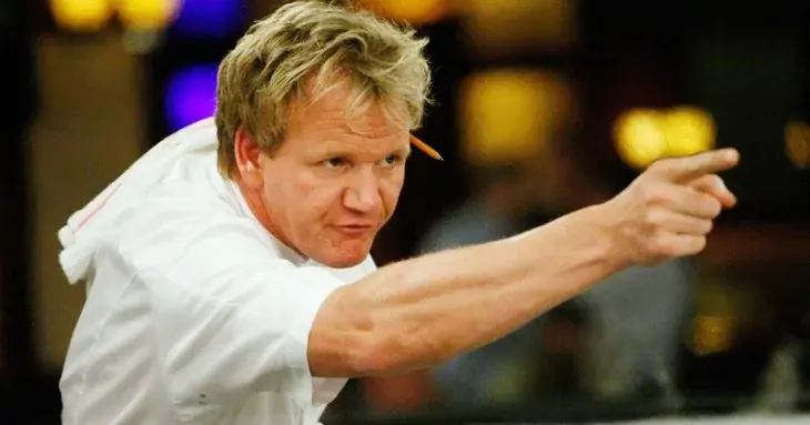 El chef Gordon Ramsay critica los platillos de desconocidos