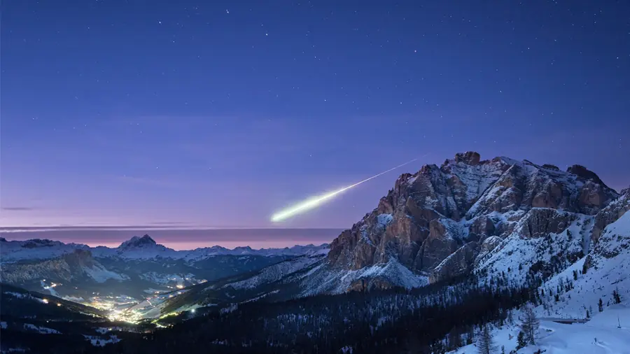 Impresionante y casual foto de bola de fuego sobre los Alpes