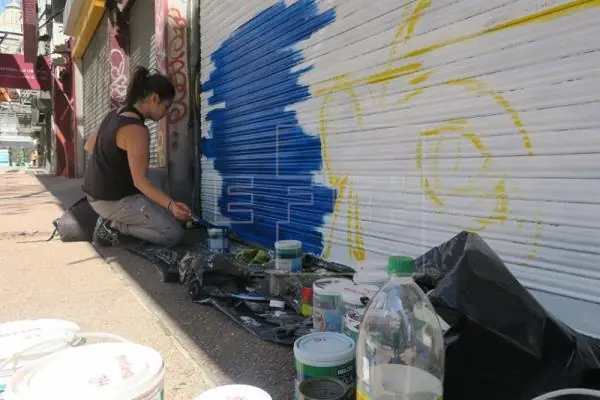 Pintan las cortinas metálicas de 18 de julio. Montevideo