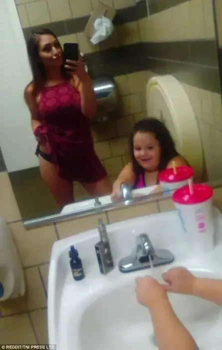 Ellos se tomaron una selfie en los momentos más inapropiados