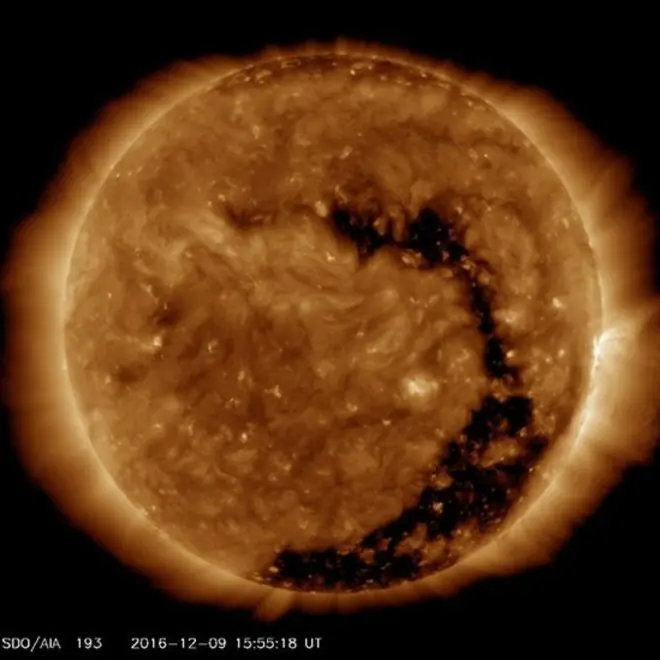 Un "agujero" se extiende por la atmósfera del Sol