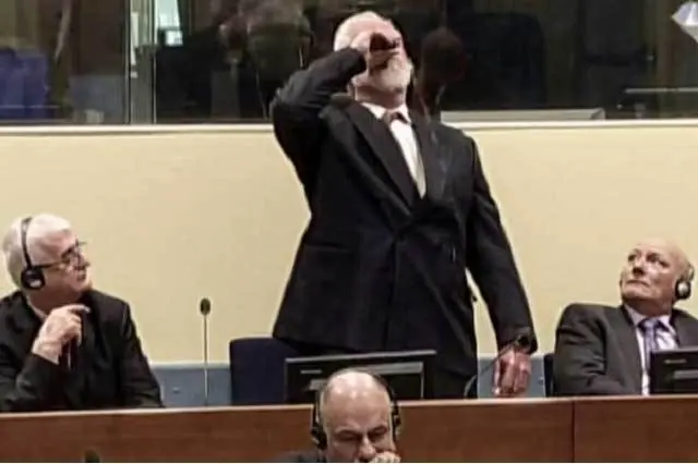 El general croata Slobodan Praljak bebe veneno en el juicio
