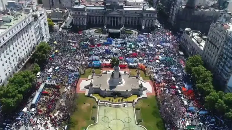 300 mil trabajadores. Plaza de Mayo. Silencio mediático