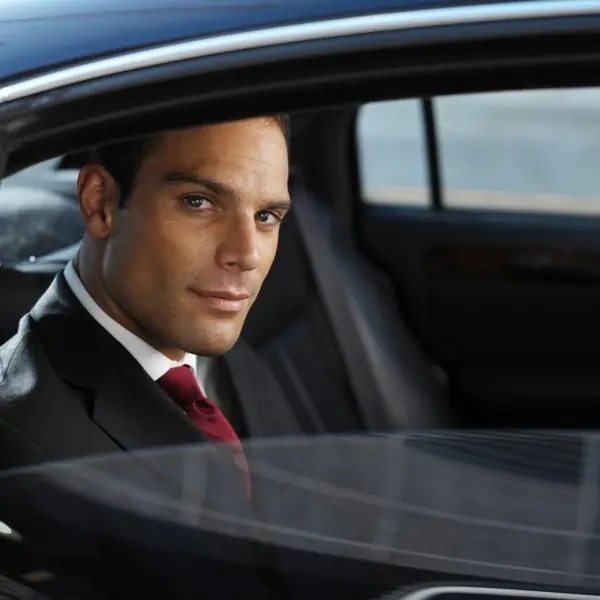 8 razones por las que ellas prefieren a un hombre maduro