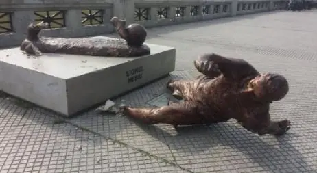 Rompieron la estatua de Messi en Costanera