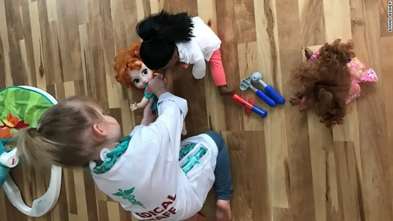 Niña de dos años escoge a una muñeca negra y lo explica