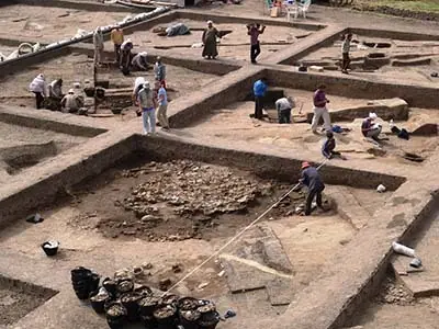 Fosas de hace 3600 años llenas de manos gigantes