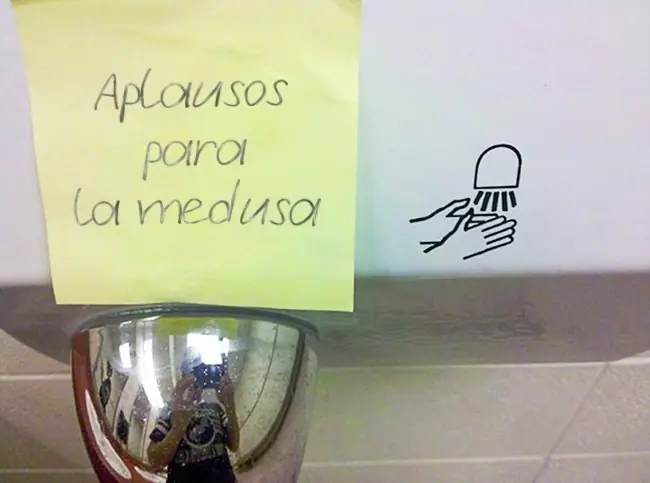 Actos de vandalismo graciosos encontrados en baños públicos
