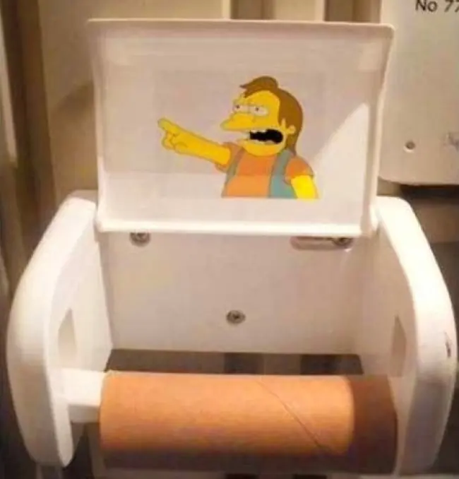 Actos de vandalismo graciosos encontrados en baños públicos