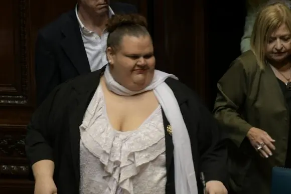 Partido Comunista pidió la renuncia a Michelle Suárez