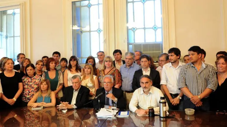 2 meses y el FPV se Desarma - Cambiemos 1° Minoria