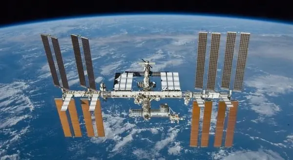Como son los microbios que se encuentran dentro de la ISS