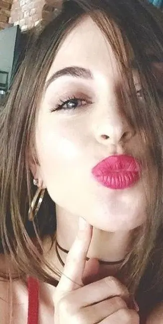 Enamorate de "Riley Reid"  sonrisa y cara angelical...