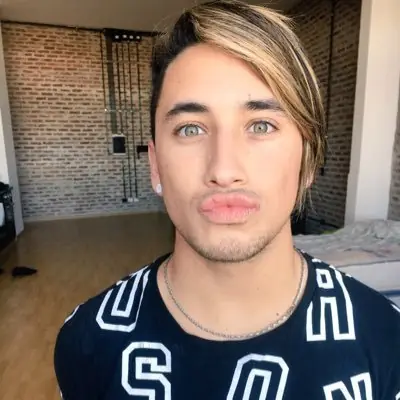 Le tira su placa de 1 millon al lago