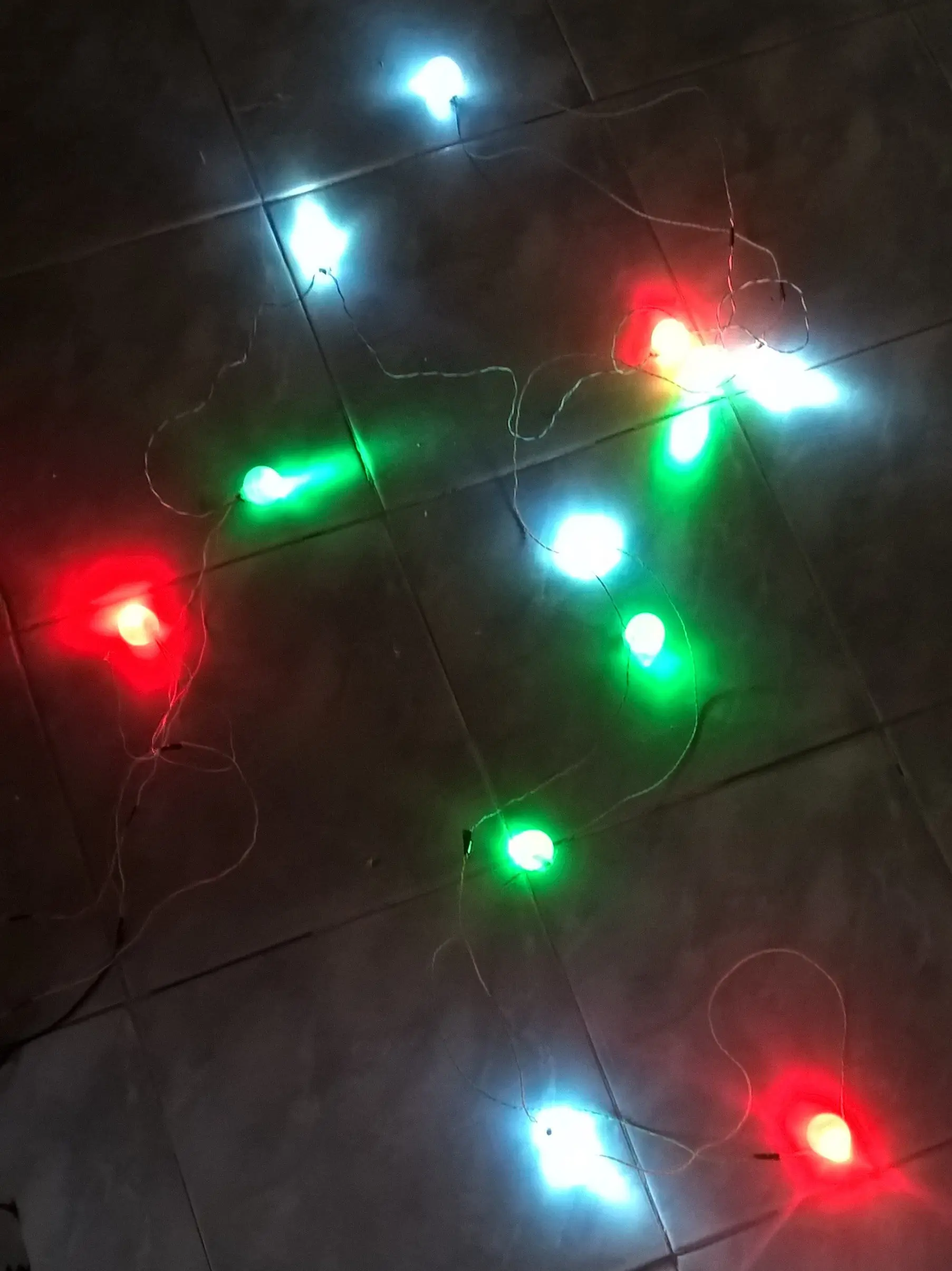 Adorno navideño luminoso con elementos reciclados