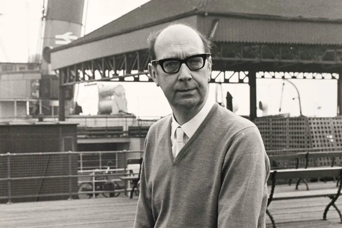 Recito poema antinatalista de P. Larkin