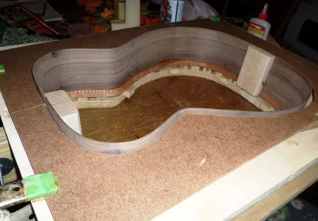 Construyendo una guitarra acústica