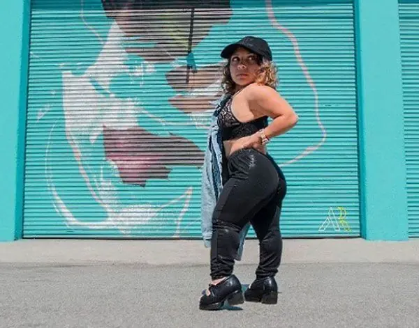 Tiene enanismo y desafía los esquemas de moda