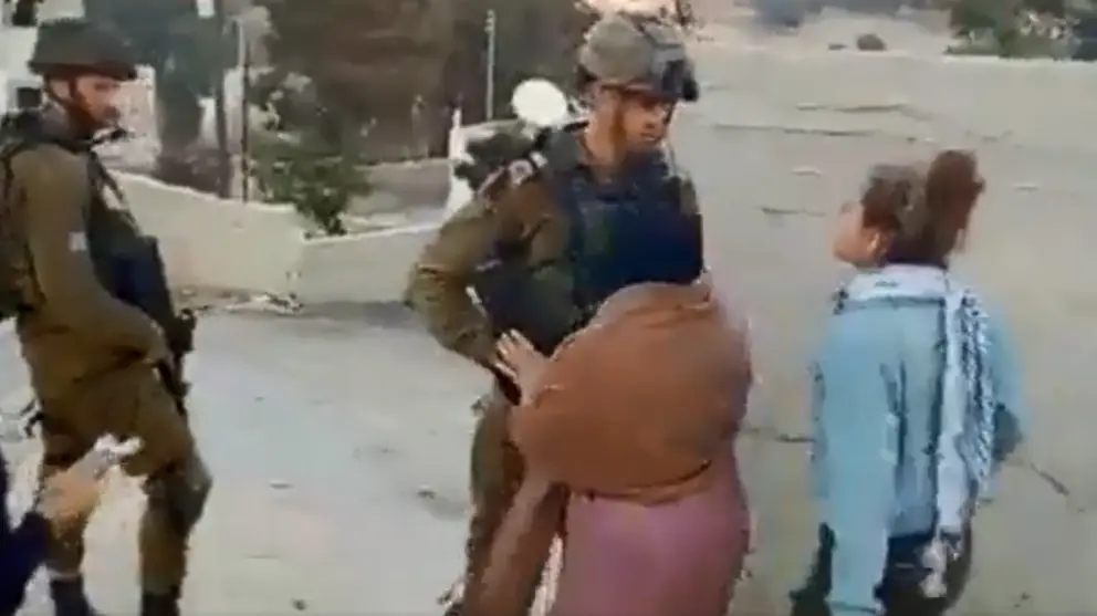 Israel detiene a la menor palestina que golpeo a soldados