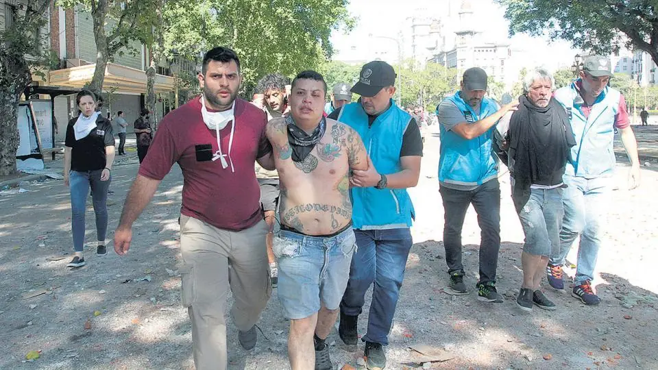 Confirmado, infiltrados de civil en la marcha, represión