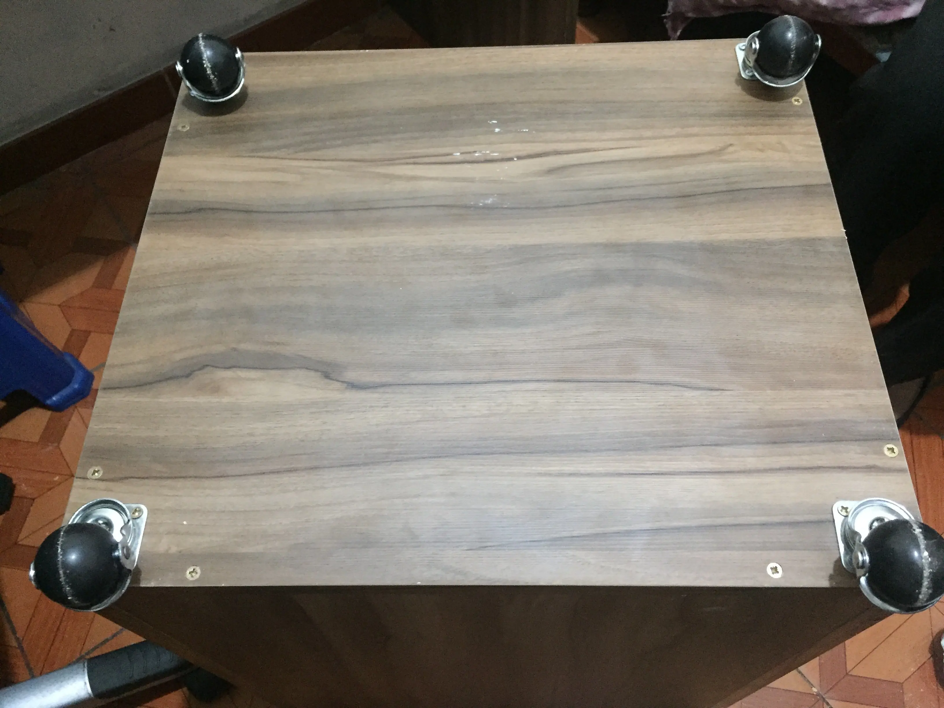 Hice un escritorio para computadora en melamina. Propio