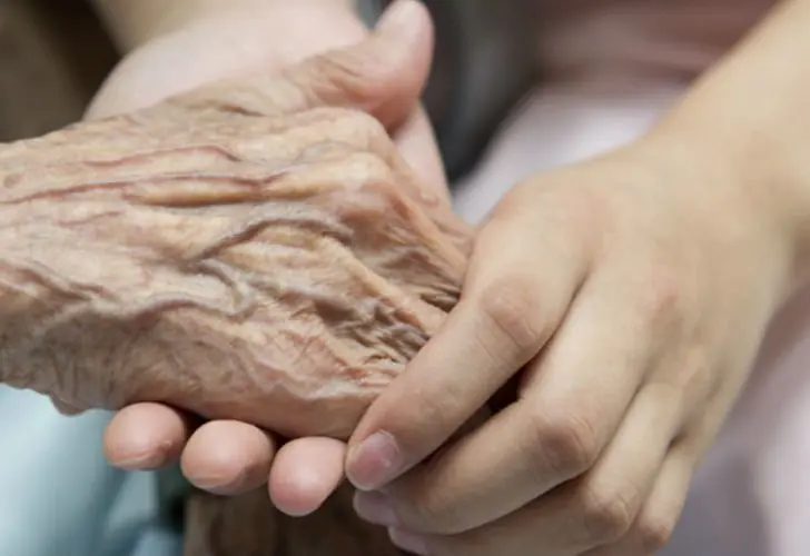 Un joven se casó con su tío de 89 años para recibir pensión