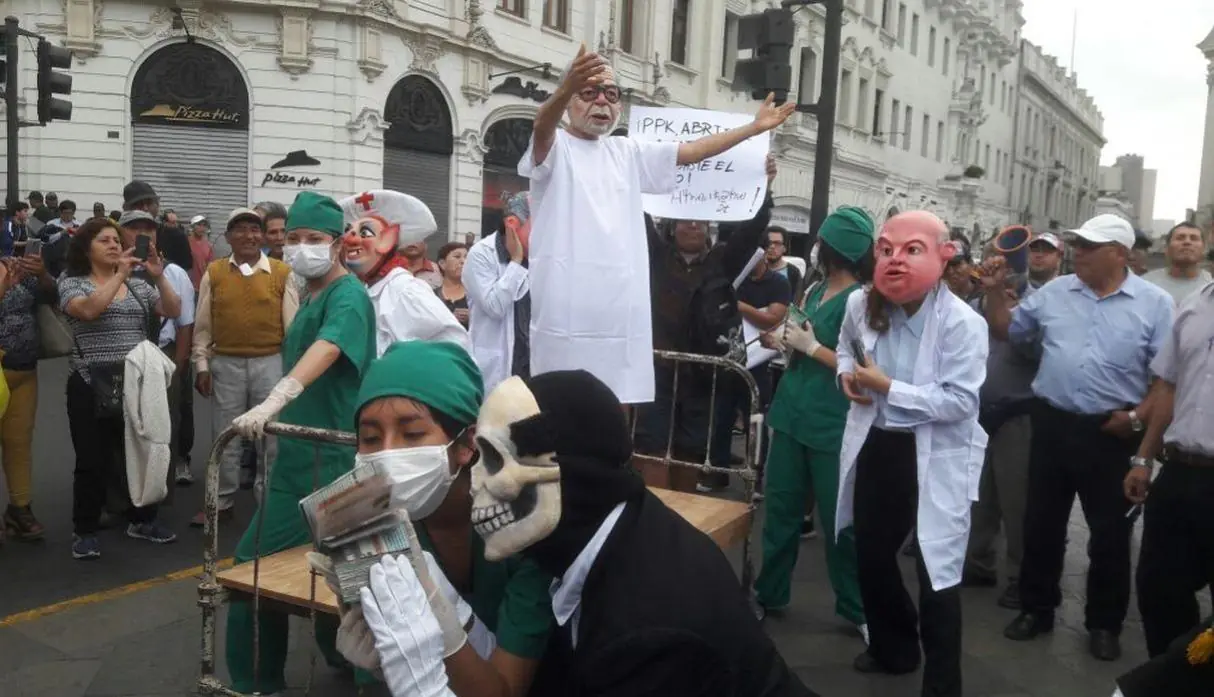 Perú marchó contra el indulto al genocida Fujimori Perú marchó contra el indulto al genocida Fujimori