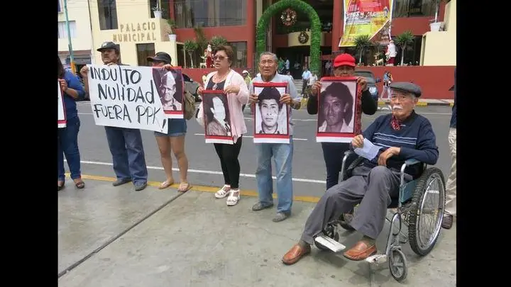 Perú marchó contra el indulto al genocida Fujimori Perú marchó contra el indulto al genocida Fujimori