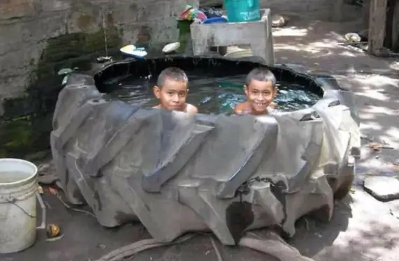 Personas q demostraron ser genios al armar su propia piscina