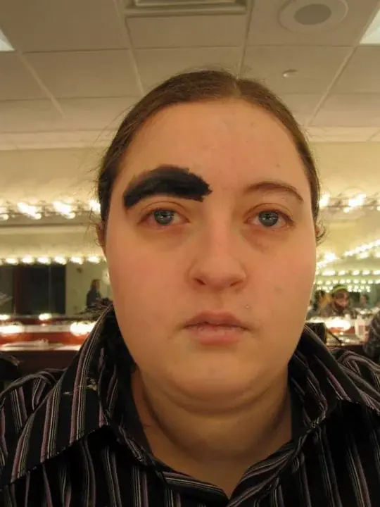 20 personas que fallaron completamente al diseñar sus cejas