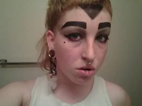 20 personas que fallaron completamente al diseñar sus cejas