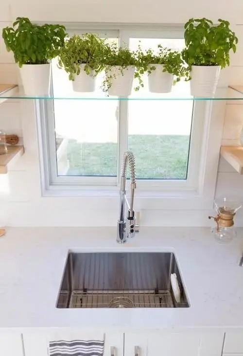 Esta pequeña casa cuenta con sólo 30 m2 tiene un invernadero