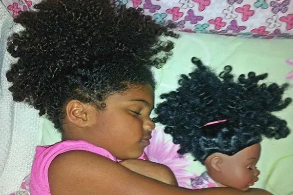 10 bebés que lucen igual a sus muñecas favoritas