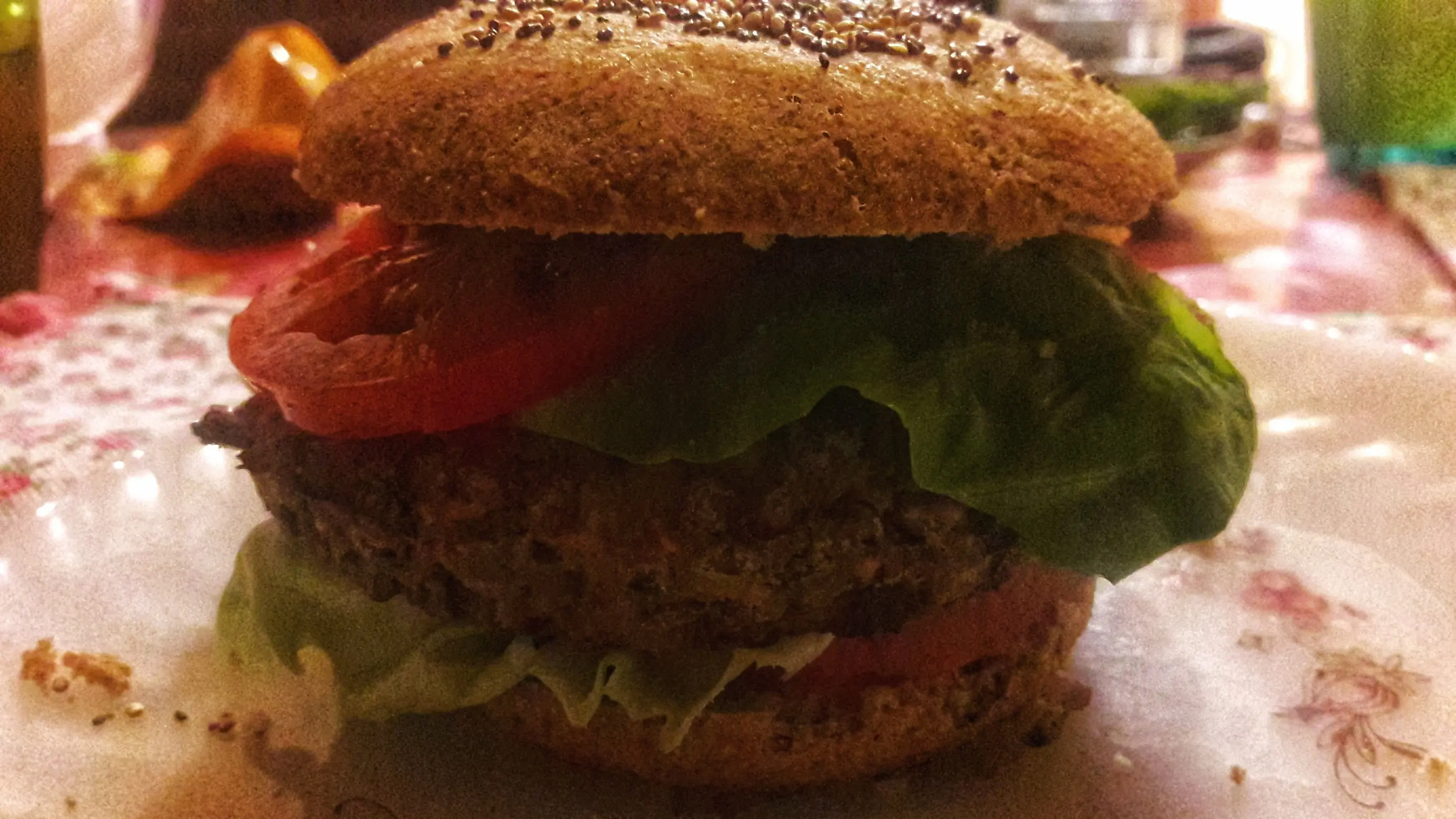 Hamburguesa de lenteja, pan y mayonesa caseros