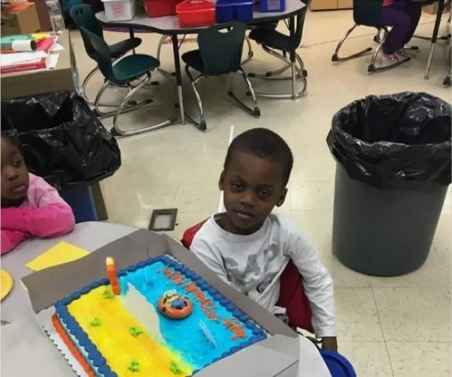 Niños que saben cómo hay que comportarse en este mundo