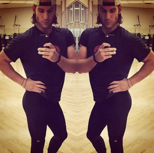 Hombres parodiando las típicas fotos de mujeres en Instagra