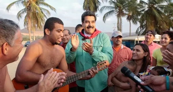 Mientras el incapaz baila y goza: asaltan a 60 turistas