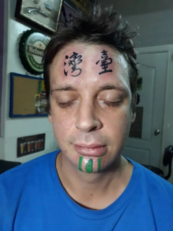 Pasa una noche loca en Taiwán y se levanta con un tatuaje