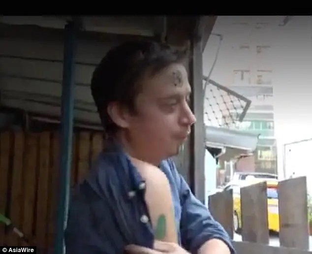 Pasa una noche loca en Taiwán y se levanta con un tatuaje