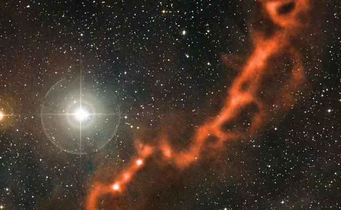 El espacio huele a almendras amargas