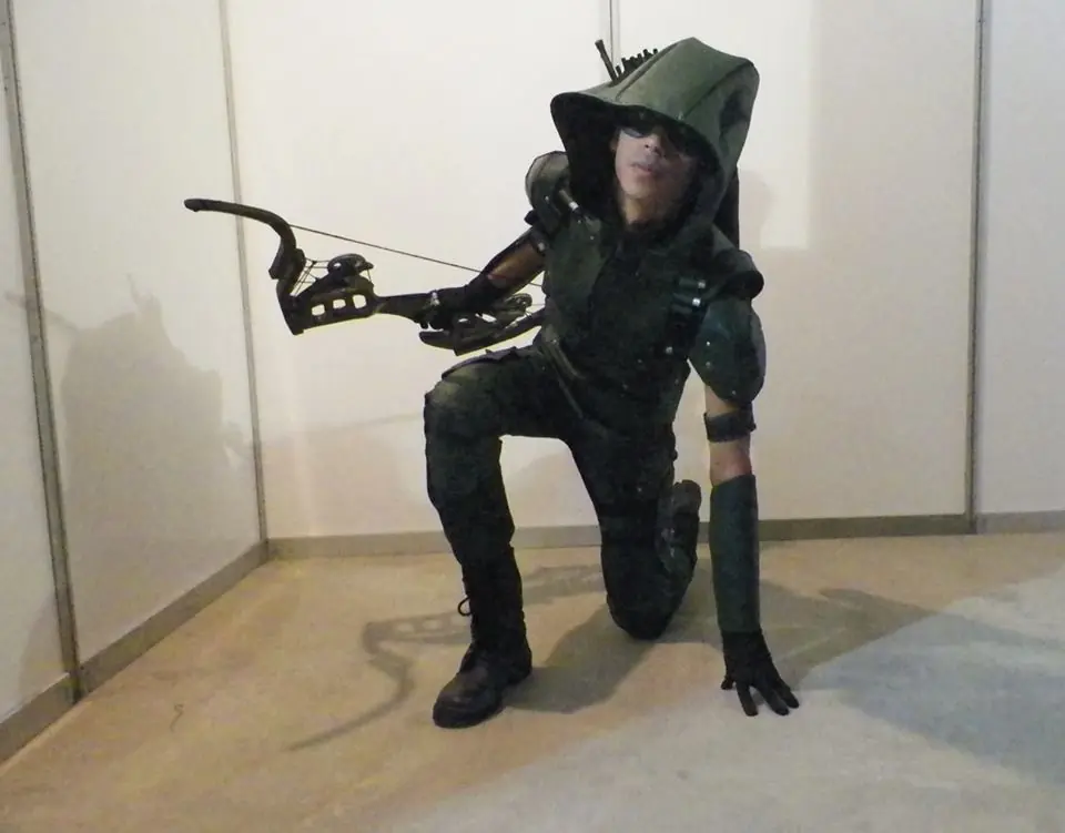 Proceso cosplay de Green Arrow y arco (serie CW)