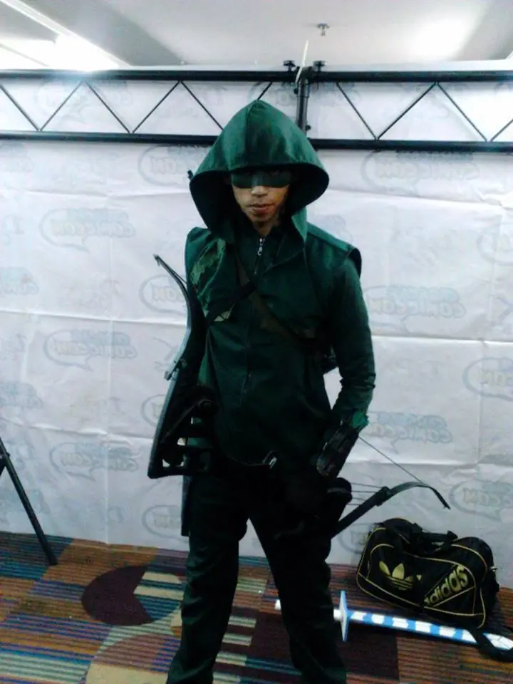 Proceso cosplay de Green Arrow y arco (serie CW)